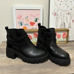 Black ankle boots size 8W